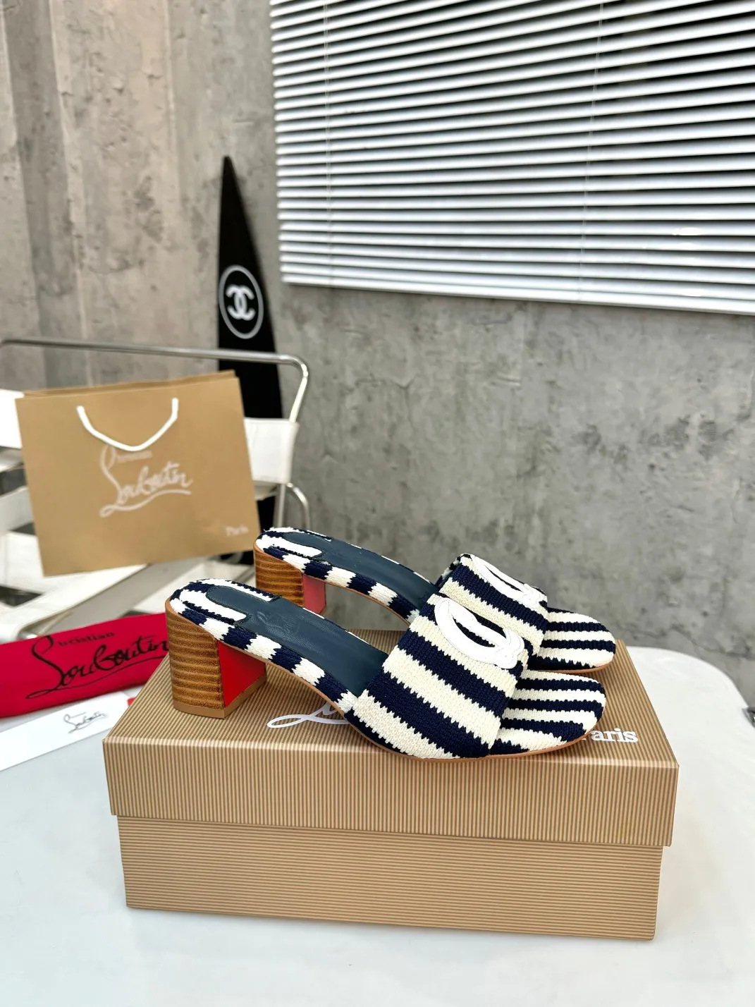 👟👟Ex-factory price 400👟👟 Genuine leather base +40 Top version Purchasing level ⚡③ colors to choose from. Introducing Christian Louboutin (CL) logo design, the latest catwalk style of red-soled shoes 💥abbreviated as CL red-soled shoes T-stage catwalk style👠a fresh breeze with a touch of nobility, perfect on the feet💃elegant and crystal clear, all accessories, materials and patterns are all customized 1:1 with the original version, zero distance from the original version 1⃣Upper: knitted material + unique logo 2⃣Inner: sheepskin 3⃣Outsole: Original one-to-one molded anti-slip two-color outsole with logo 4⃣🔺Original packaging 5⃣Number of yards: 35-42 (refundable or exchangeable if ordering 42)